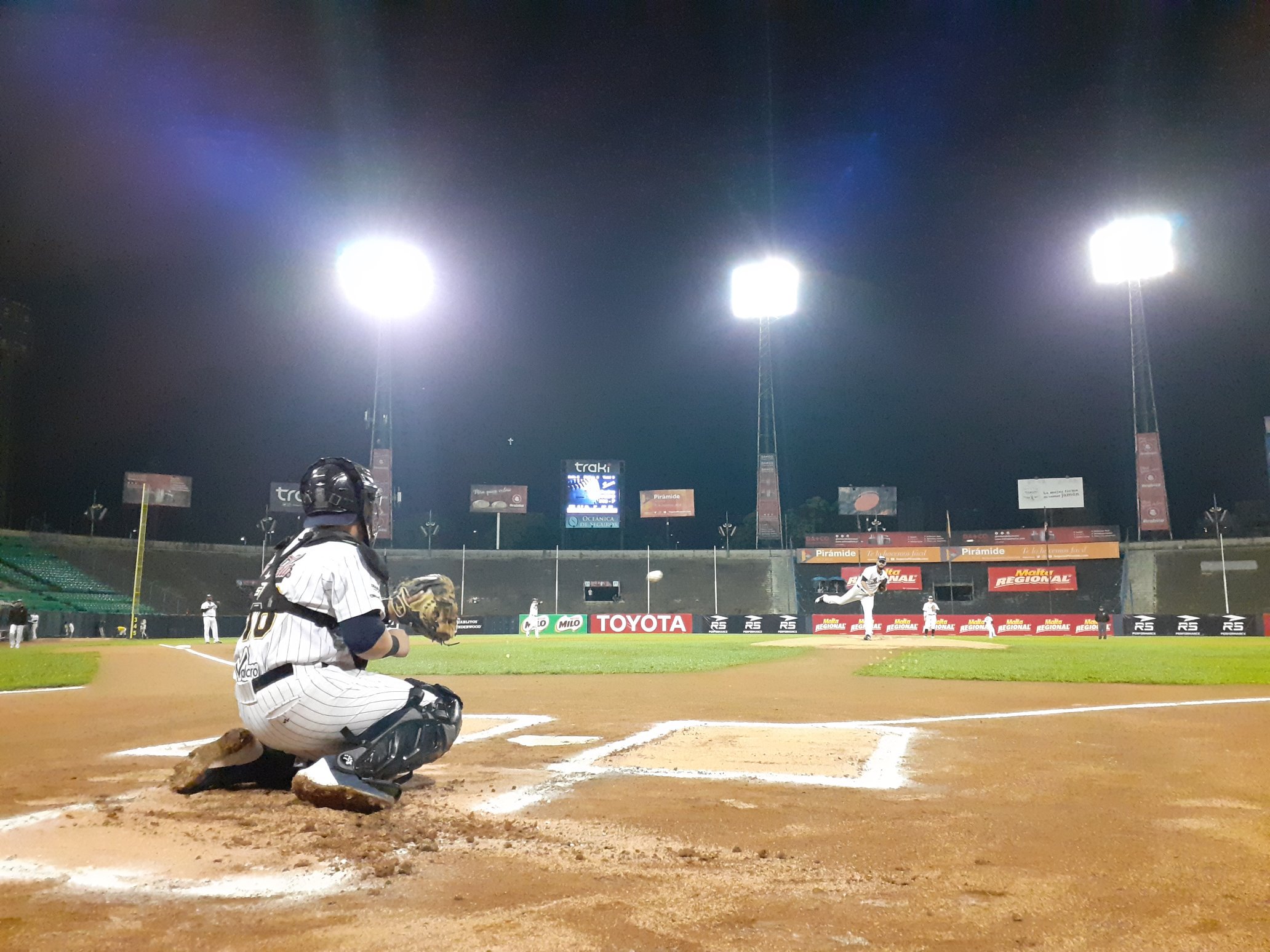 Leones apaleó a Bravos en el Universitario