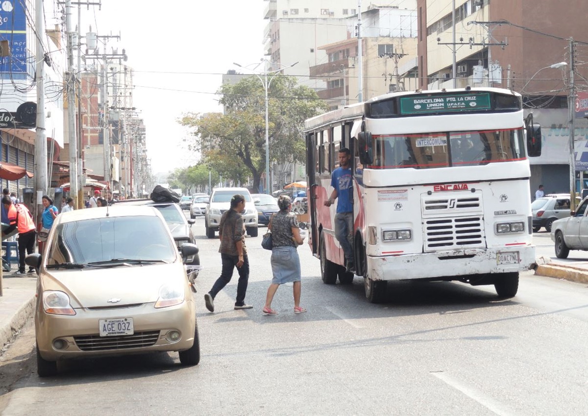 Transportistas del oeste proponen anclar pasaje urbano al dólar