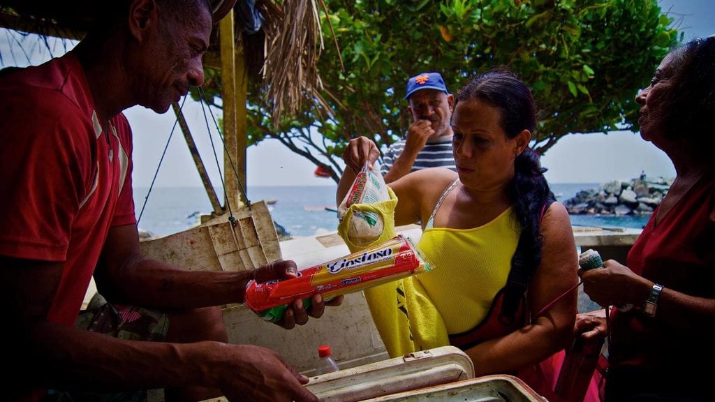 La falta de dinero en efectivo para compra, venta de víveres y servicio obliga a los venezolanos a intercambiar objetos por alimentos o servicios