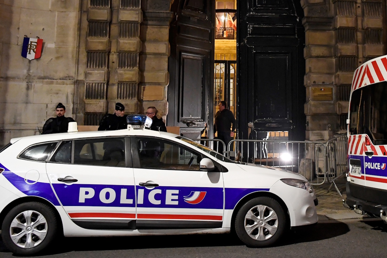 Matan a un hombre que amenazó a policías con arma blanca cerca de París