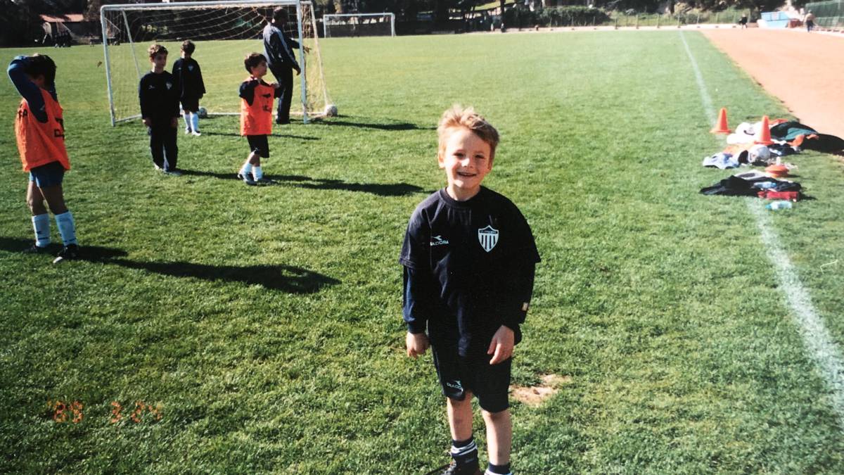 Descubre quién es el futbolista que ahora brilla en el tenis