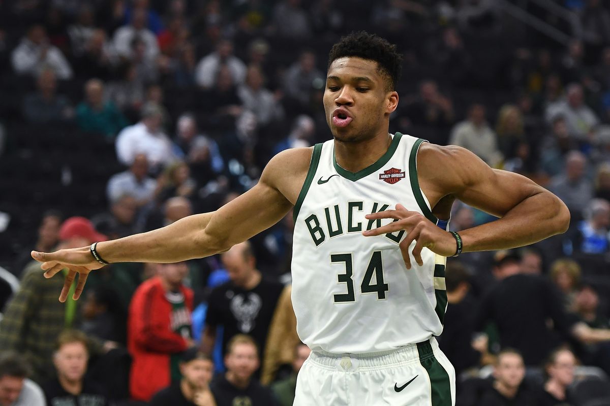 Antetokounmpo dirigió el triunfo fácil de los Bucks contra los Pacers