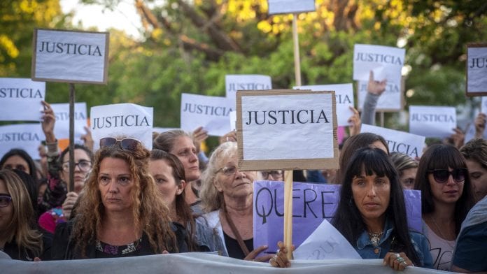 Detienen en Argentina a 10 hombres acusados de violar en manada a una joven de 18 años