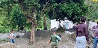 Ocho desaparecidos tras desbordamiento de un río en Colombia