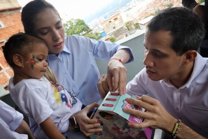 Juan Guaidó y Fabiana Rosales entregaron juguetes a niños de Petare