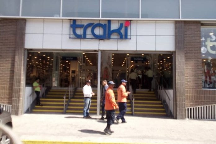 enlace de Traki, bomba lacrimógena en tienda Traki