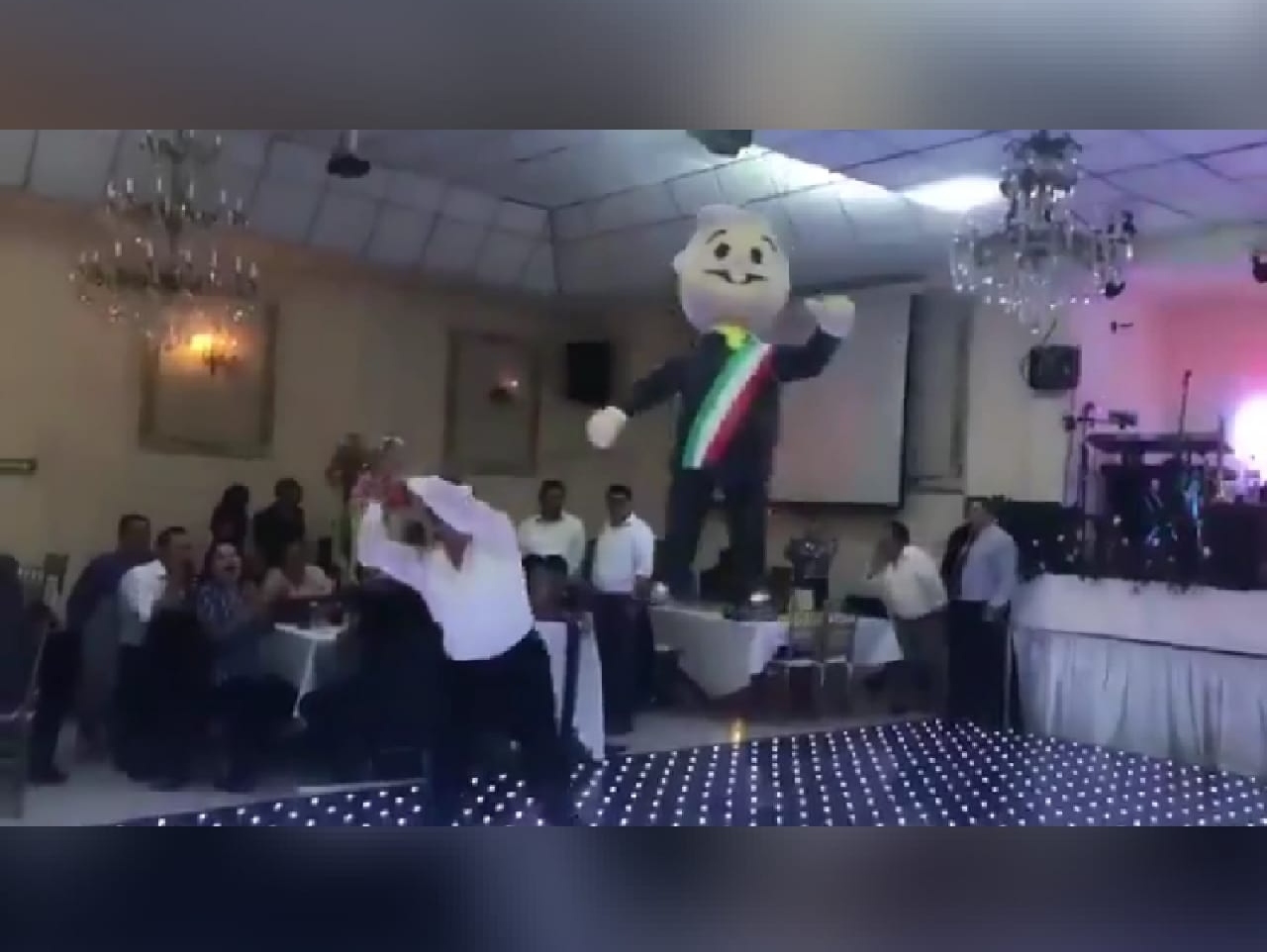 [VIDEO] Diputados en México celebran golpeando piñata de AMLO