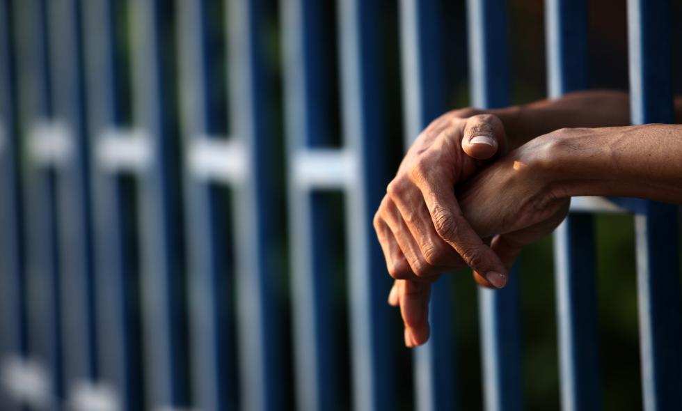 Los calabozos del país albergan casi el doble de reclusos de su capacidad