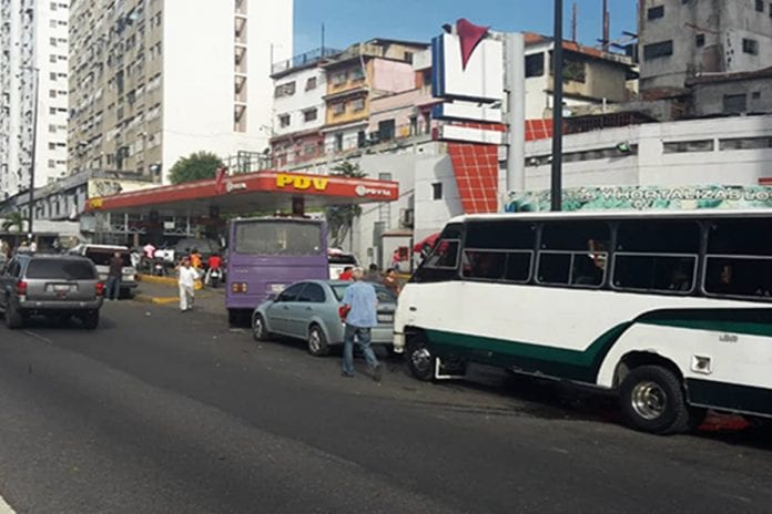 Colas por gasolina en Caracas