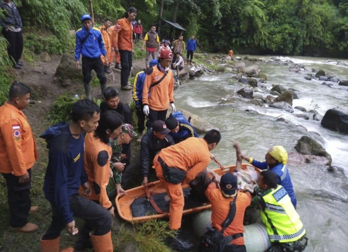 Al menos 27 muertos al caer un autobús por un barranco en Indonesia