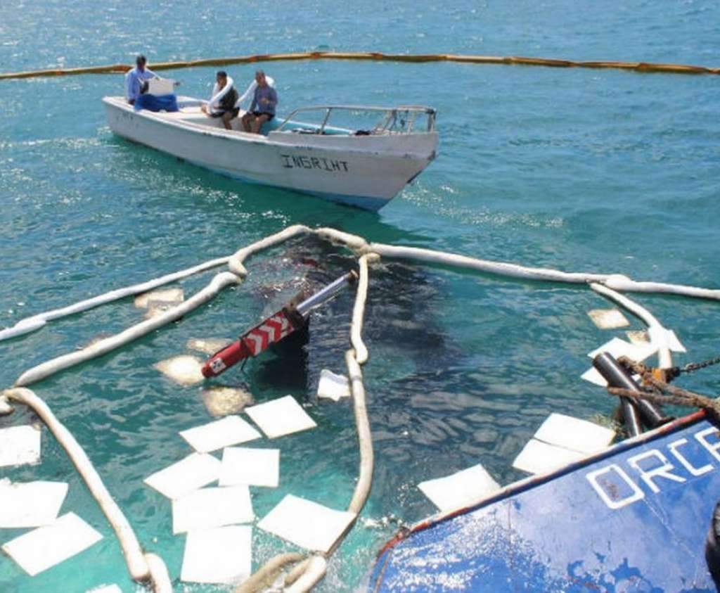 Controlada la situación en isla de Galápagos tras el hundimiento de gabarra