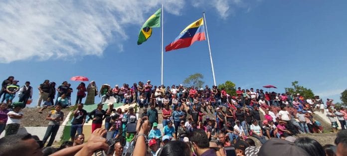Indios pemones protestaron contra el régimen de Maduro en la frontera brasileña