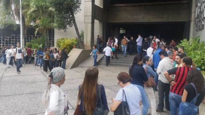 Largas colas en el consulado de República Dominicana en Caracas para solicitar visa #12Dic