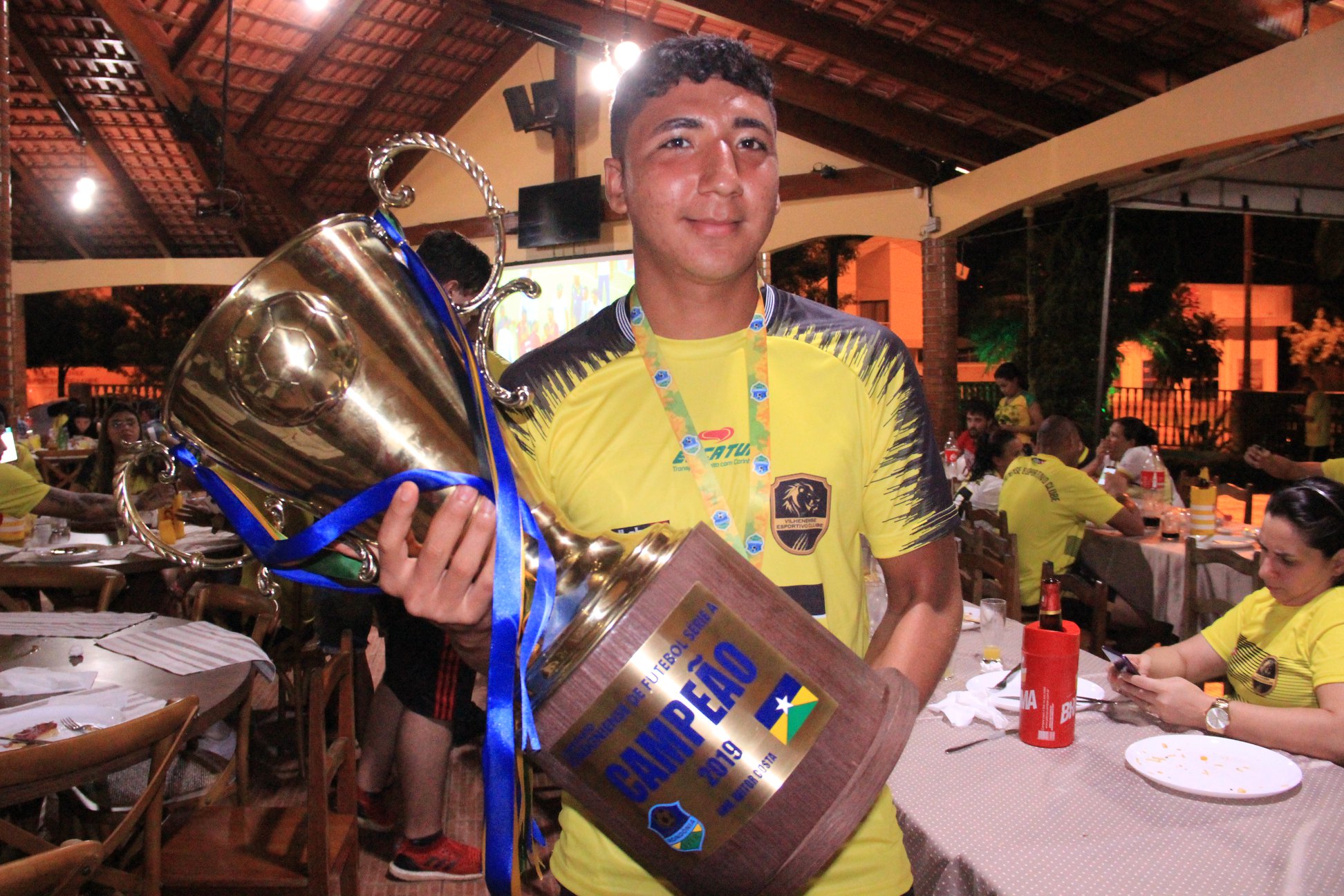 Alexander Rondón con la Copa de Campeón