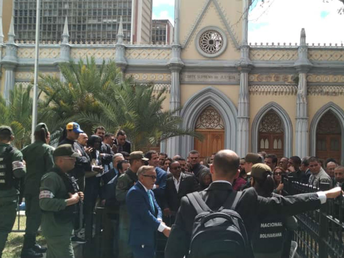 GNB forcejea con los diputados para evitar su entrada a la Asamblea