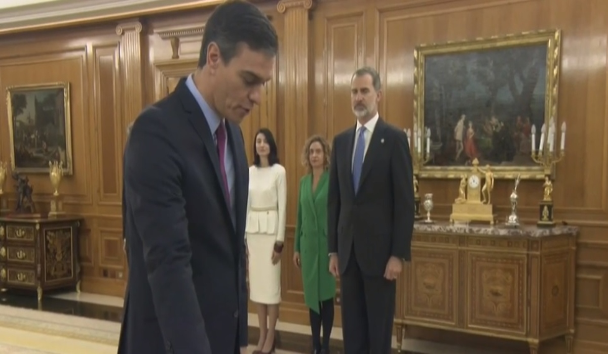 Pedro Sánchez juró ante el rey y sobre la Constitución, sin crucifijo ni Biblia