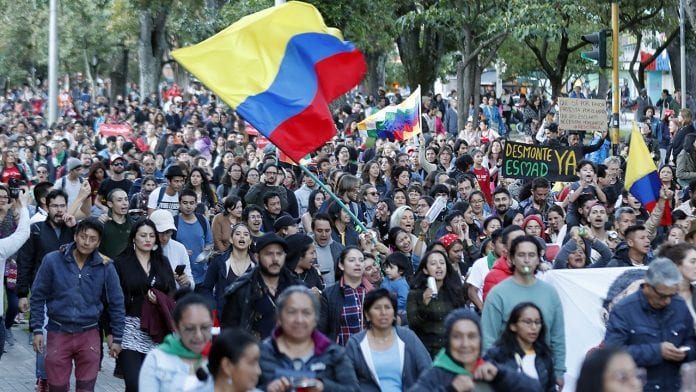 Bloqueos en transporte y disturbios en inicio de día de protestas en Colombia