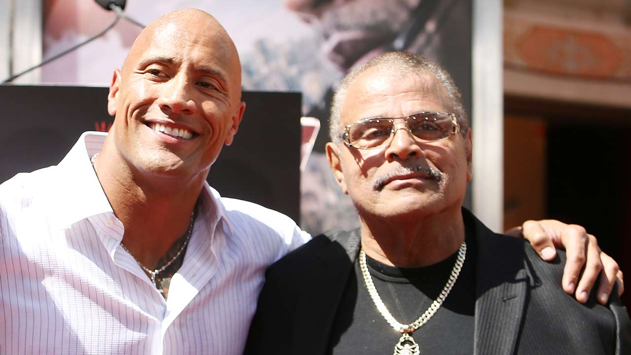 [VIDEO] Dwayne Johnson “La Roca” despidió a su padre con un emotivo mensaje