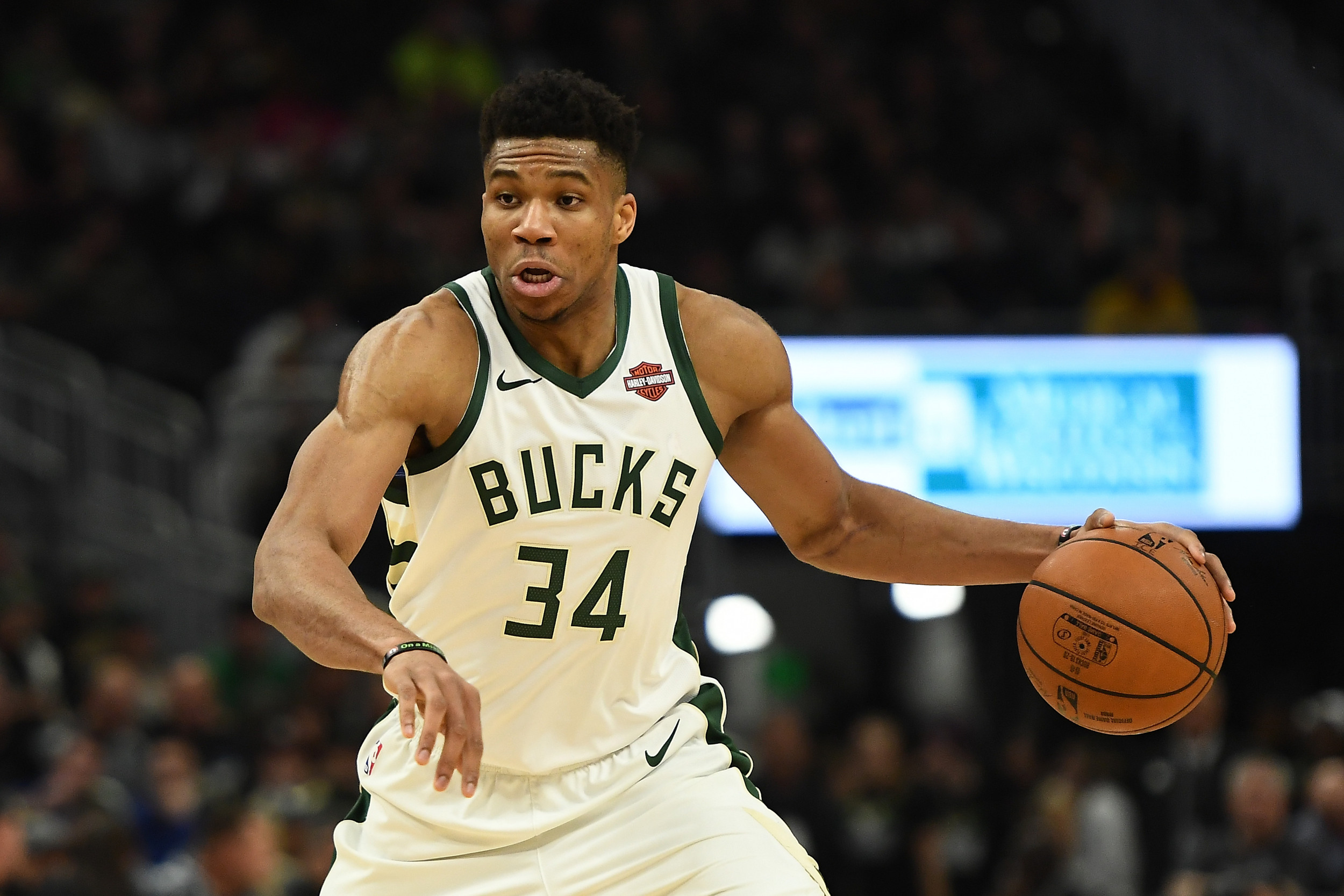 Antetokounmpo y James brillaron en la NBA