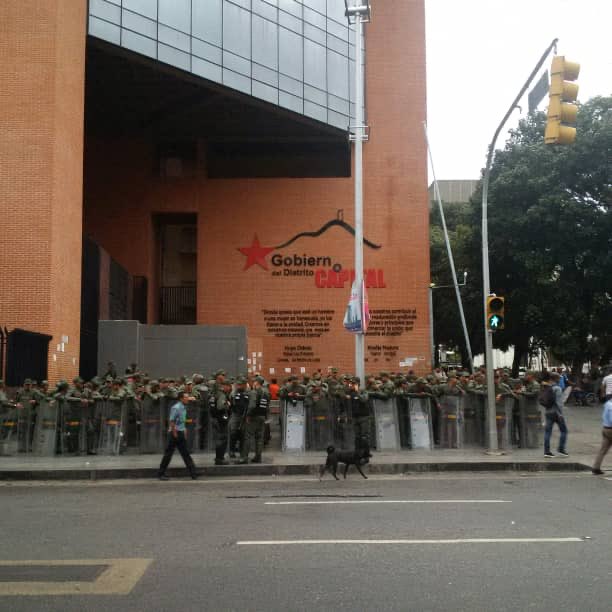 Los alrededores de la Asamblea Nacional amanecieron nuevamente militarizados