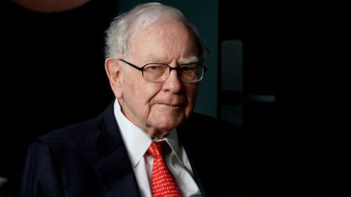 El magnate Warren Buffett vende su imperio mediático en EE UU