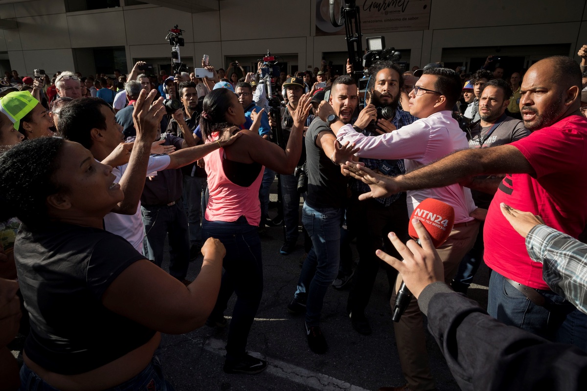 Guaidó es recibido con una paliza de oficialistas al aterrizar en Caracas, Chavismo