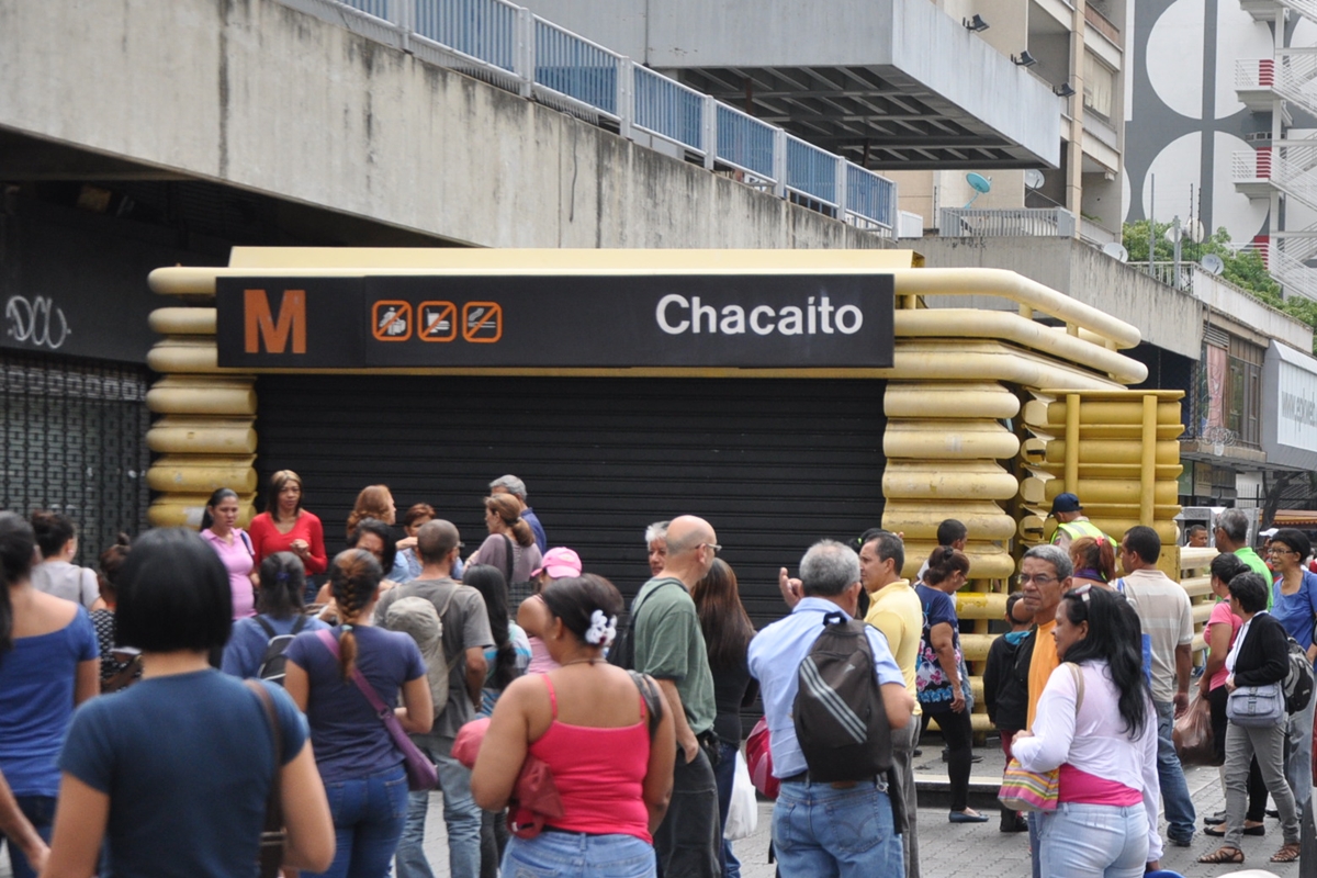 [FOTOS] Hallaron presunto artefacto explosivo en la estación Chacaíto del Metro de Caracas