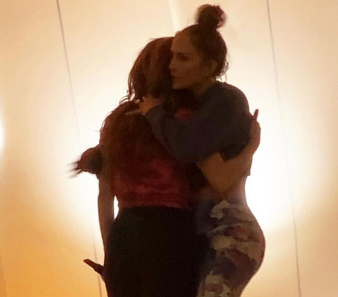 El abrazo de Jennifer Lopez y Shakira tras bastidores antes del Super Bowl