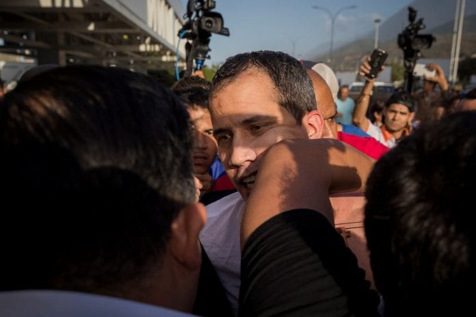 Guaidó es recibido con una paliza de oficialistas al aterrizar en Caracas, Maduro, Chavismo