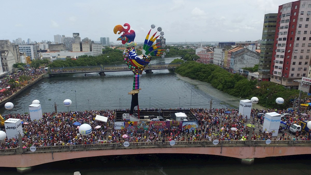 Un gigantesco y colorido gallo enciende a ritmo de frevo el Carnaval de Recife