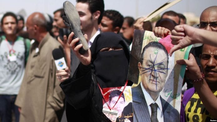 Defensores de víctimas de Mubarak lamentan que nunca rindiera cuentas