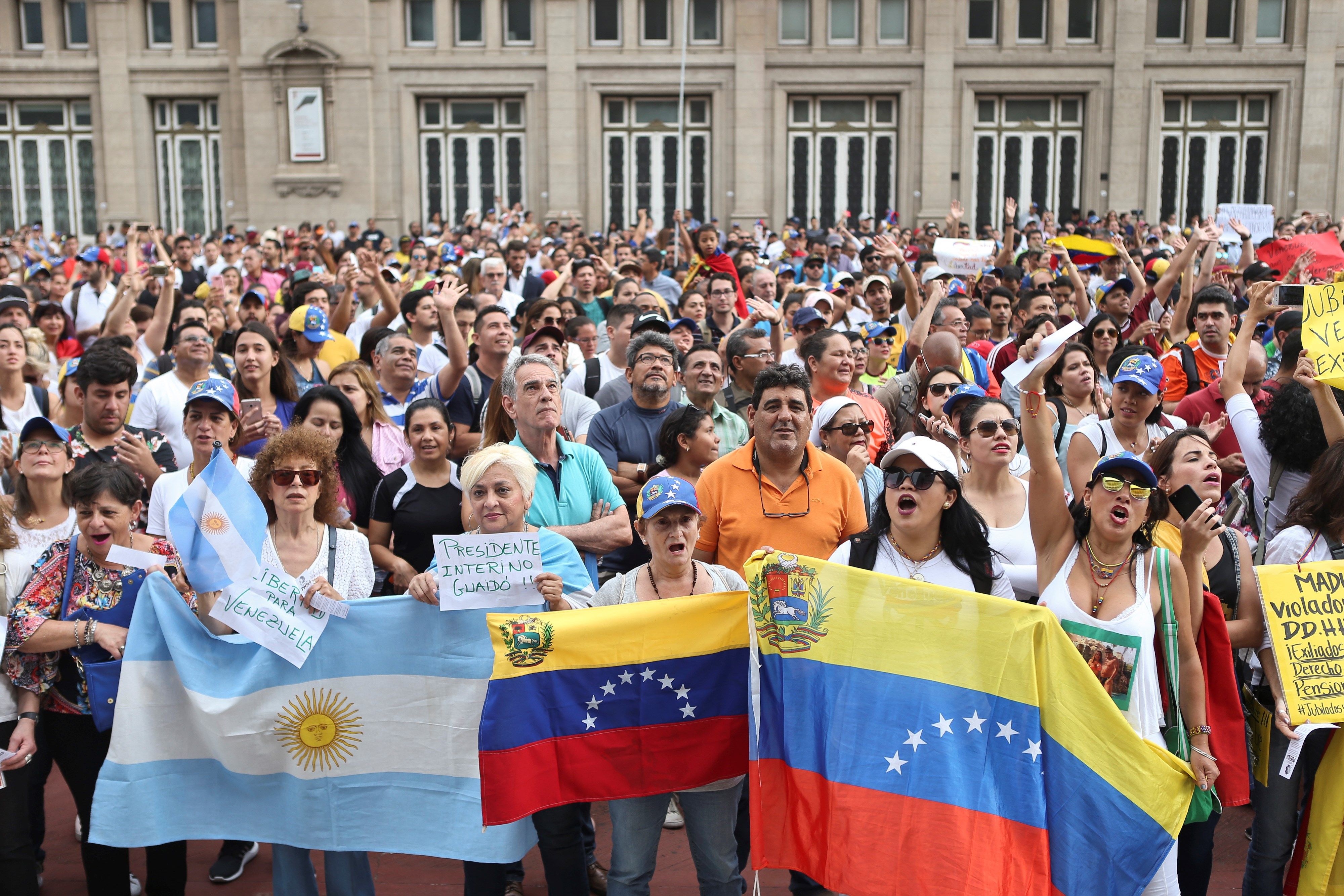 Venezolanos se manifiestan en Argentina contra Maduro