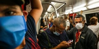 Venezolanos en el Metro de Caracas protegidos por el coronavirus