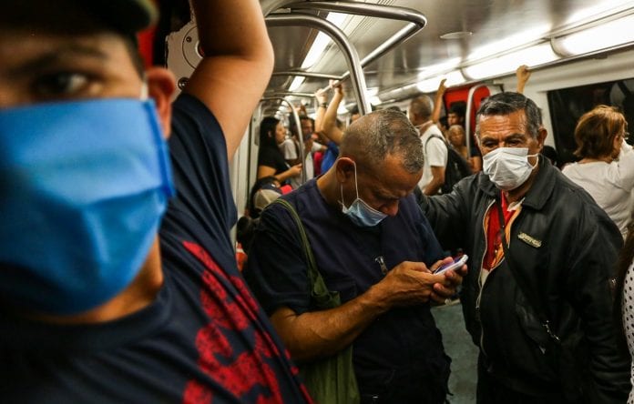 Venezolanos en el Metro de Caracas protegidos por el coronavirus