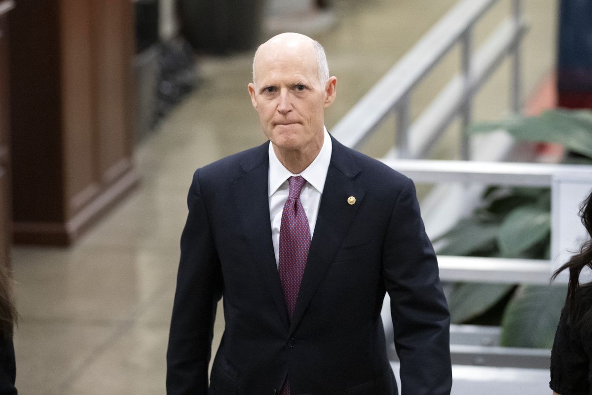 Rick Scott decidió someterse a cuarentena por haber estado expuesto a una persona infectada