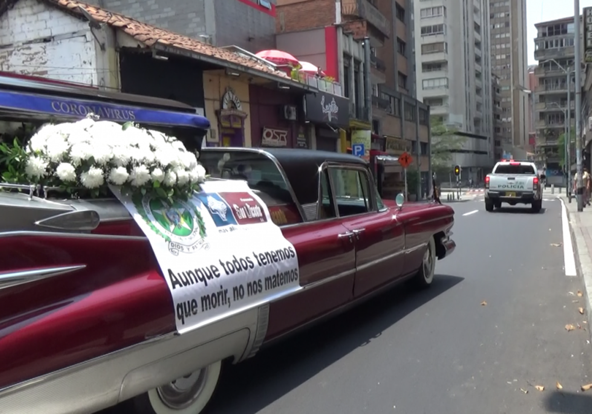 [VIDEO] En Colombia usan vehículo fúnebre para persuadir a la gente de quedarse en casa