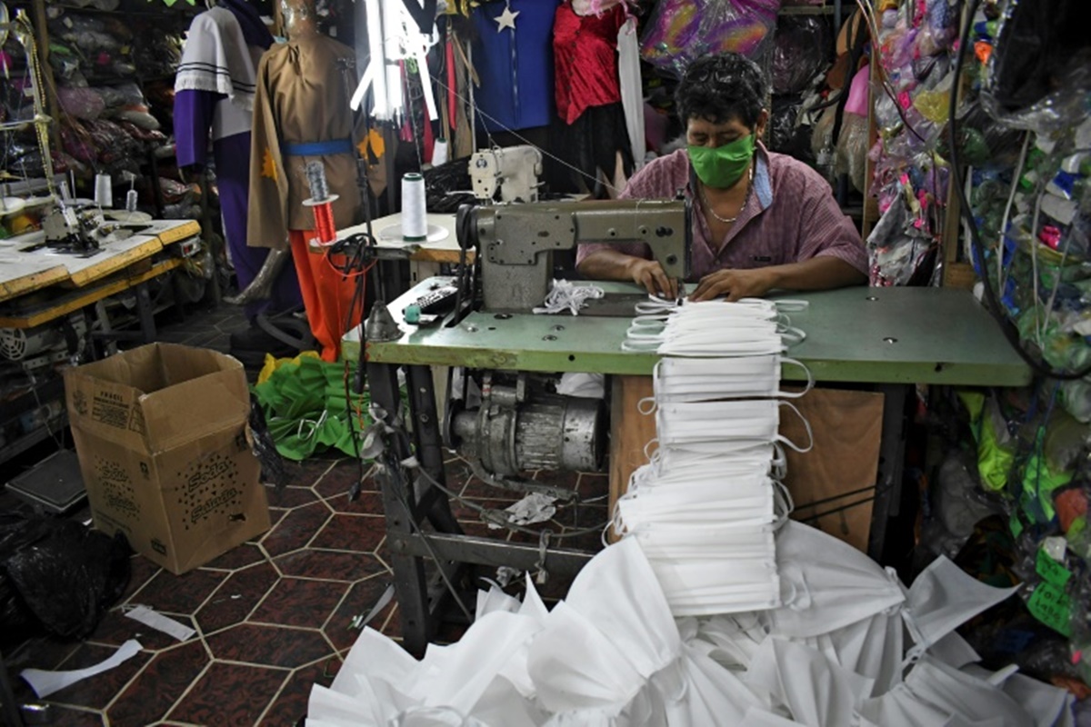 Coser mascarillas, ocupación viral en Europa