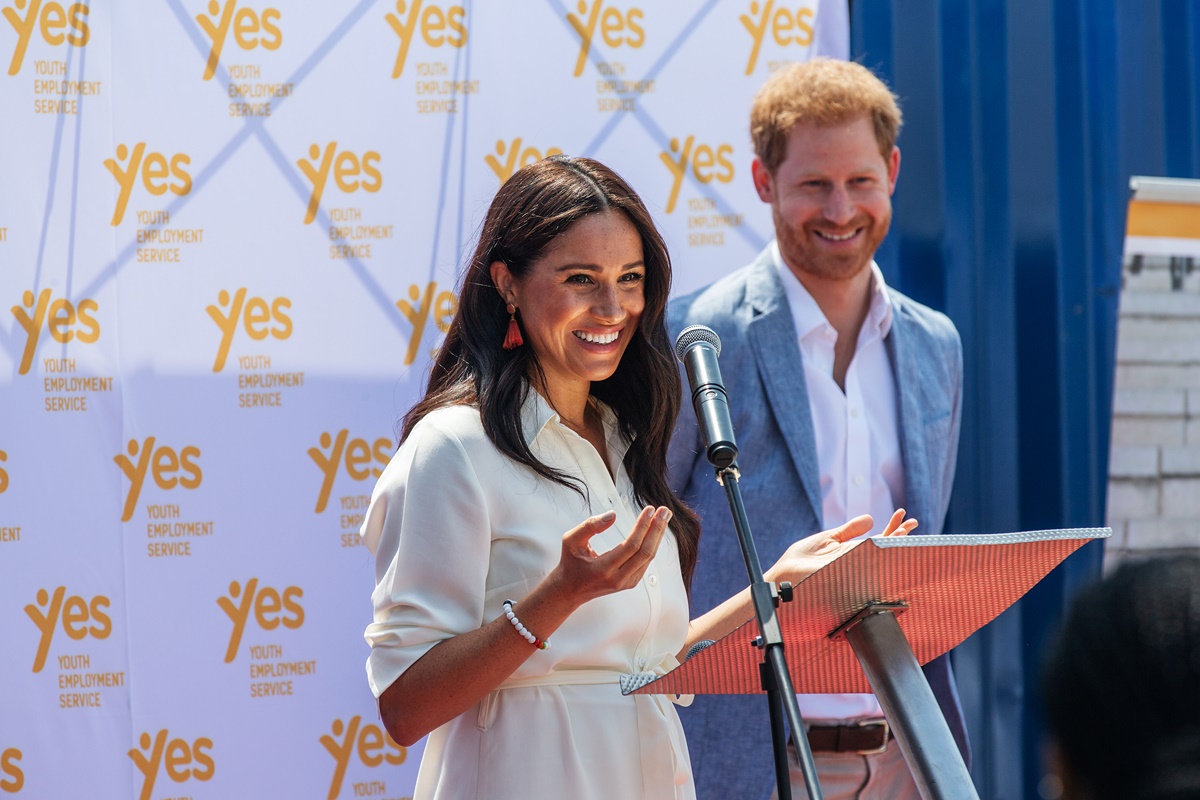 El príncipe Harry y Meghan repartieron comida a enfermos en Los Ángeles