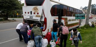 320 personas con destino a Venezuela están varados en peaje de Chía, Bogotá