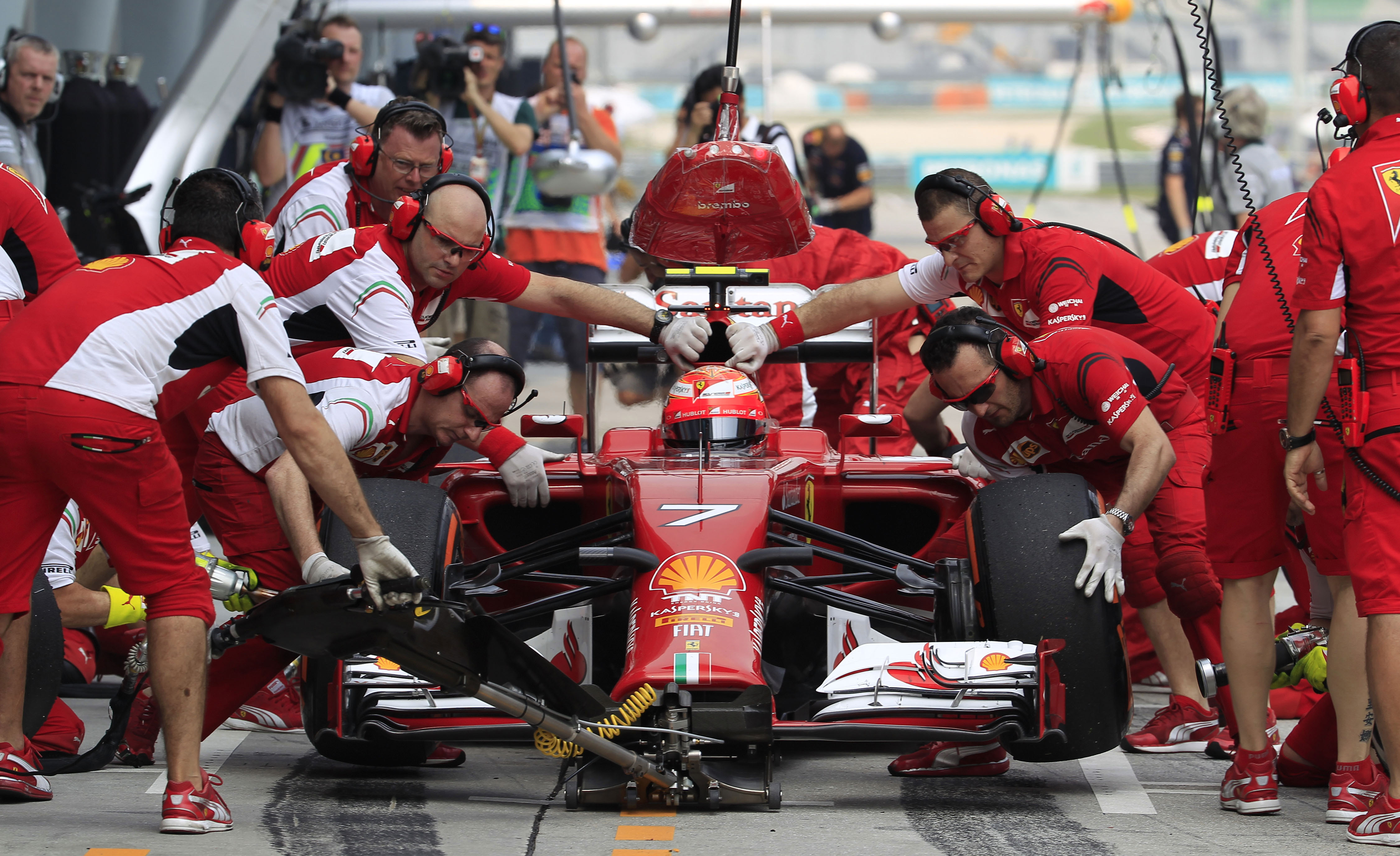Покажи результат формулы один. Феррари (команда «формулы-1»). Ferrari f1 пит стоп. Пит стоп формула 1. Формула 1 пит стоп команда.