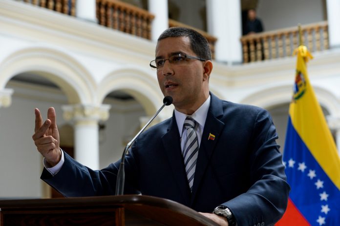 Arreaza acusó a Guaidó de bloquear el uso de fondos para comprar vacunas contra el covid-19