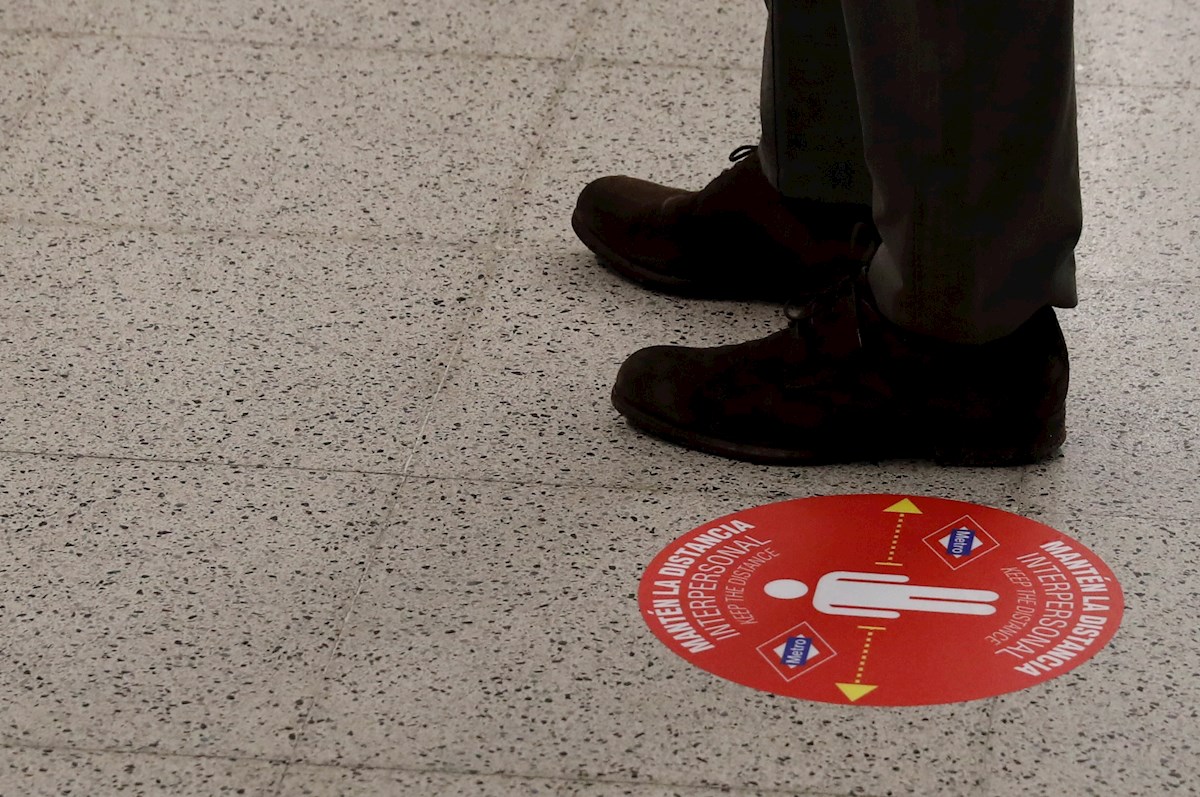 Círculos rojos para asegurar la distancia de seguridad en el metro de Madrid