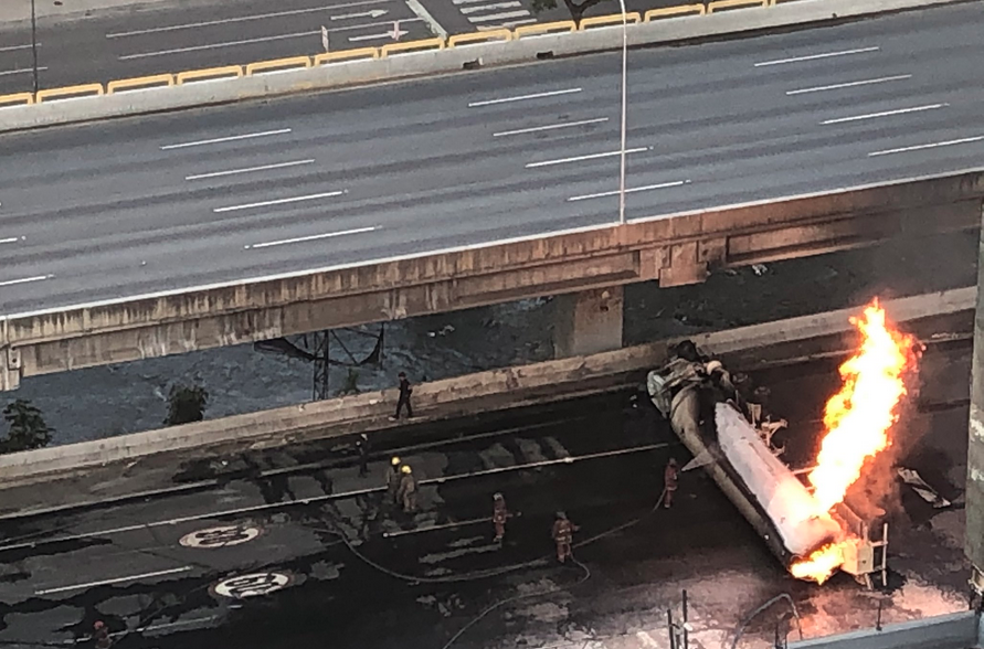 [FOTOS] Así quedó la gandola que se incendió en la autopista Francisco Fajardo