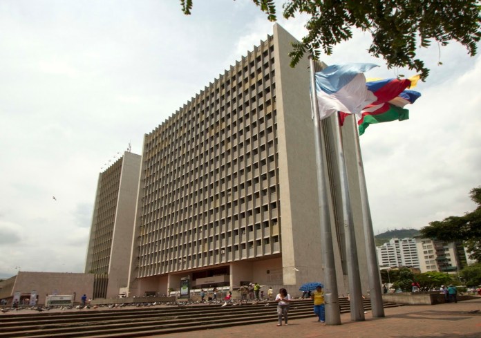 1.000 venezolanos llevan semanas pernoctando en las afueras de la Alcaldía de Cali