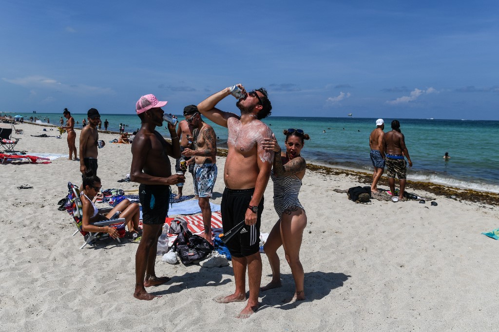 [FOTOS] Sin distanciamiento social: así estuvieron las playas en Miami