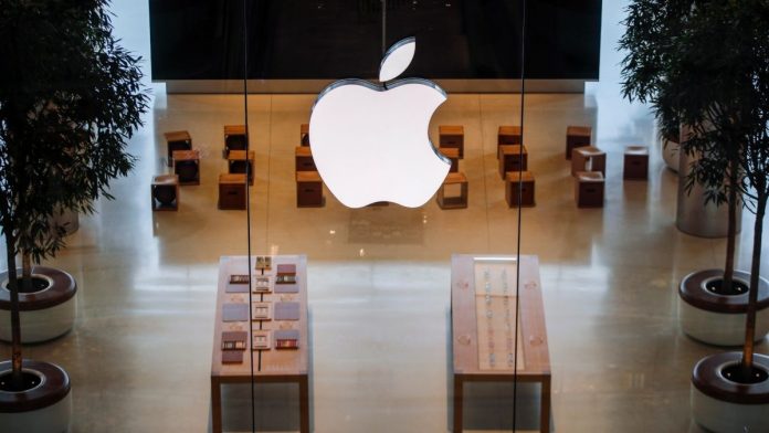 Apple da marcha atrás y cierra tiendas en EE UU al repuntar casos de covid-19