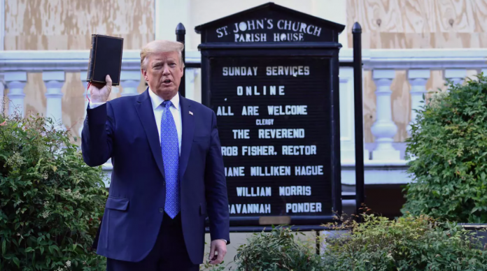 Trump salió de la Casa Blanca luego de su discurso y caminó hasta la Iglesia Saint John