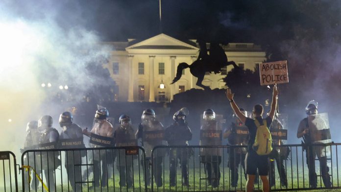 La policía disparó gas lacrimógeno delante de la Casa Blanca antes del discurso de Trump