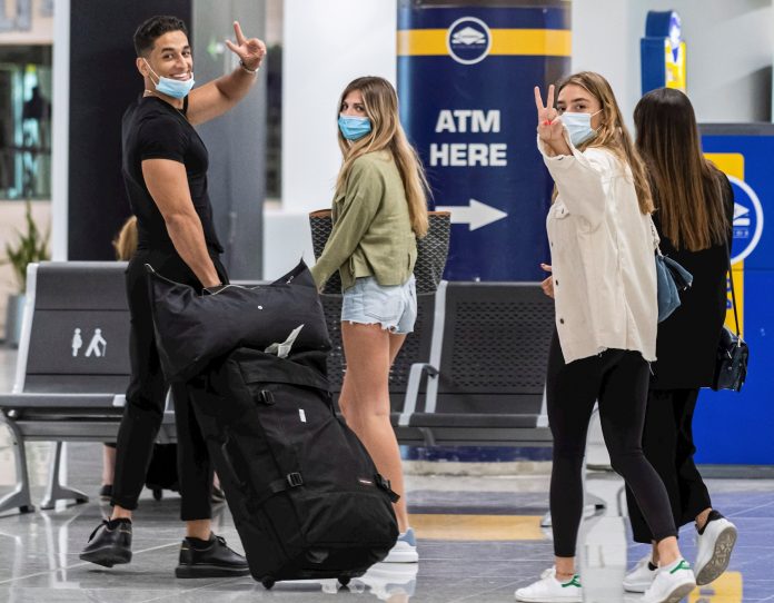 mascarilla vuelos Aeropuertos en España comienzan a recibir a los primeros visitantes
