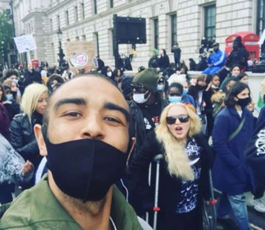 Madonna asistió en muletas a la protesta de Black Lives Matter en Londres